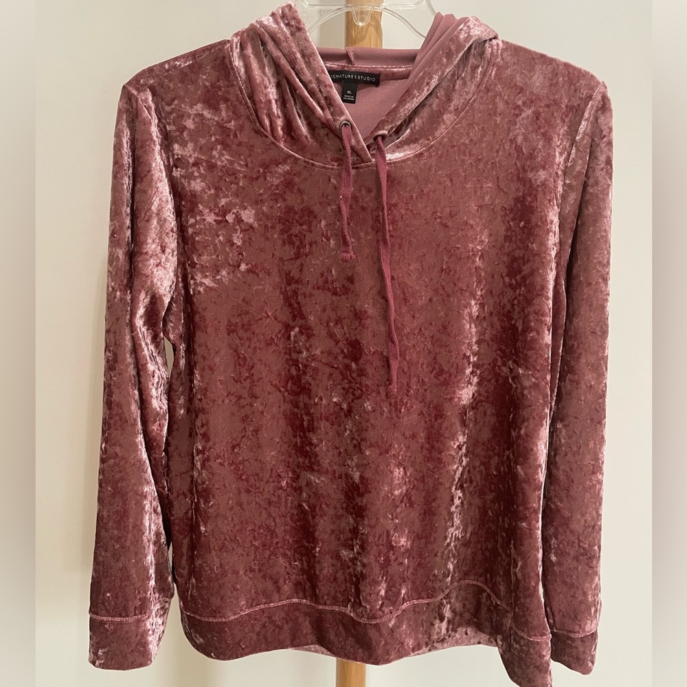 Signature Studios Crushed Velvet Hoodie in Pink Size XL.